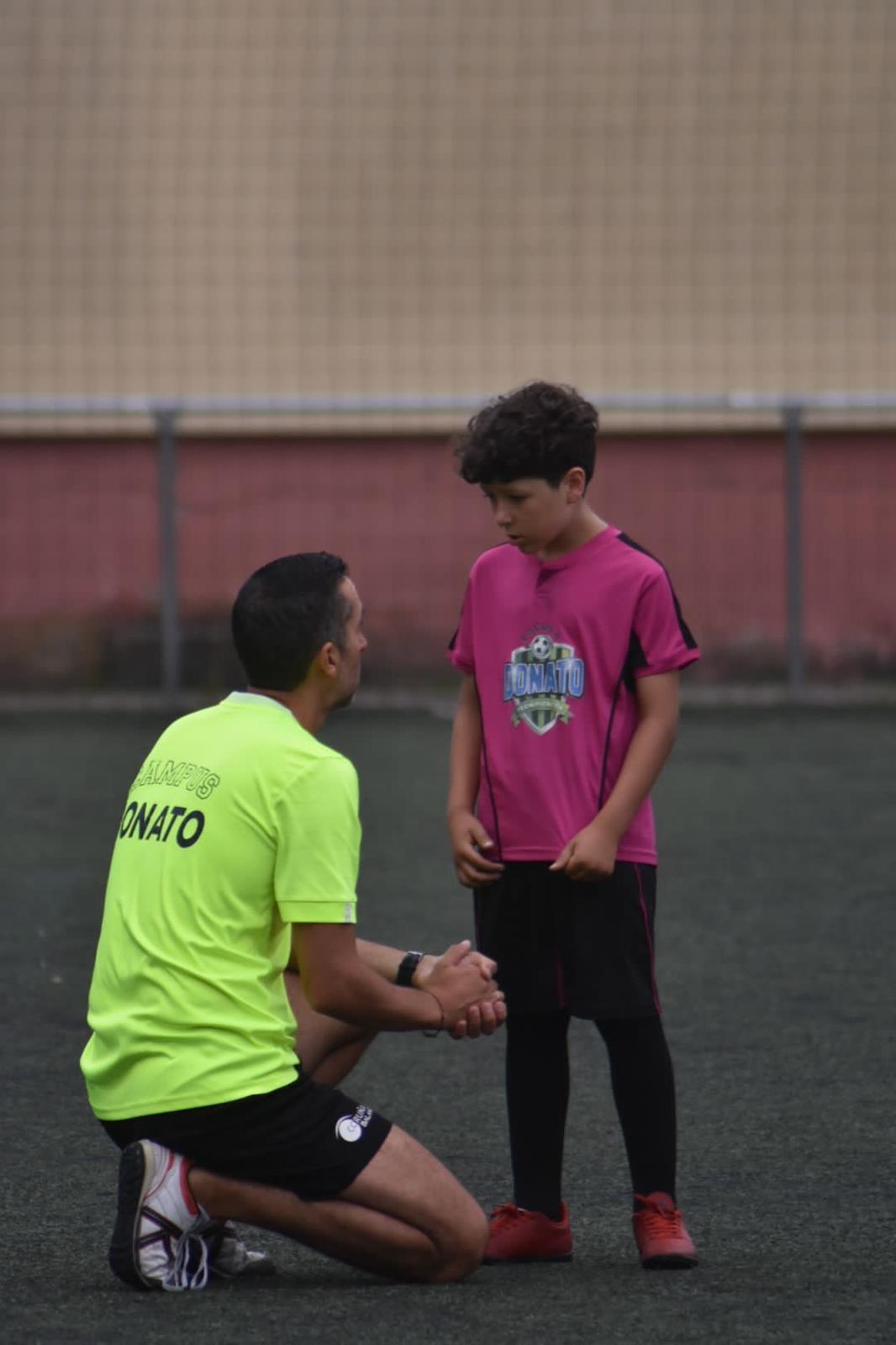 Monitor del Campus Donato dando instrucciones a un joven jugador
