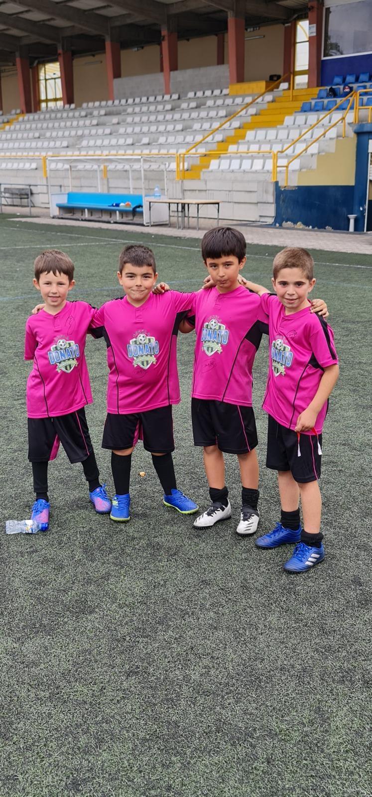 Niños del Campus Donato posando con la equipación oficial