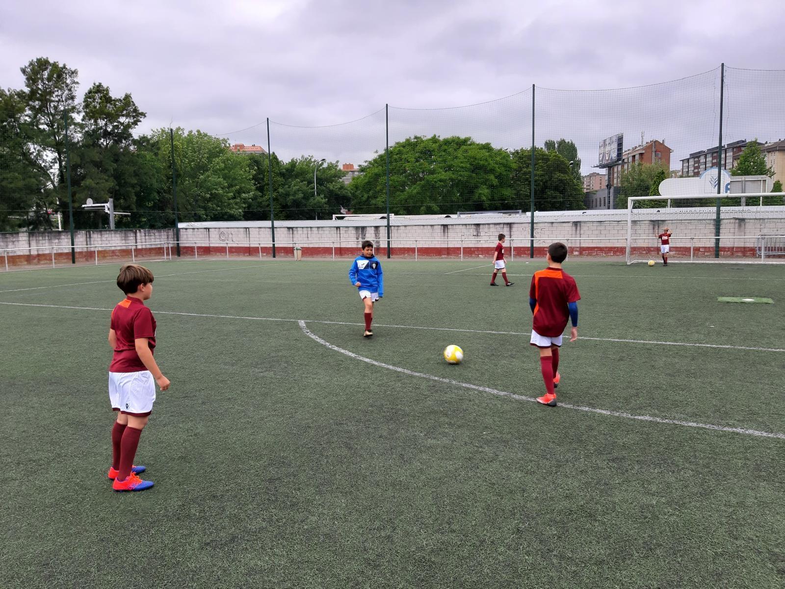 Niños disputando un partido en el Campus Donato