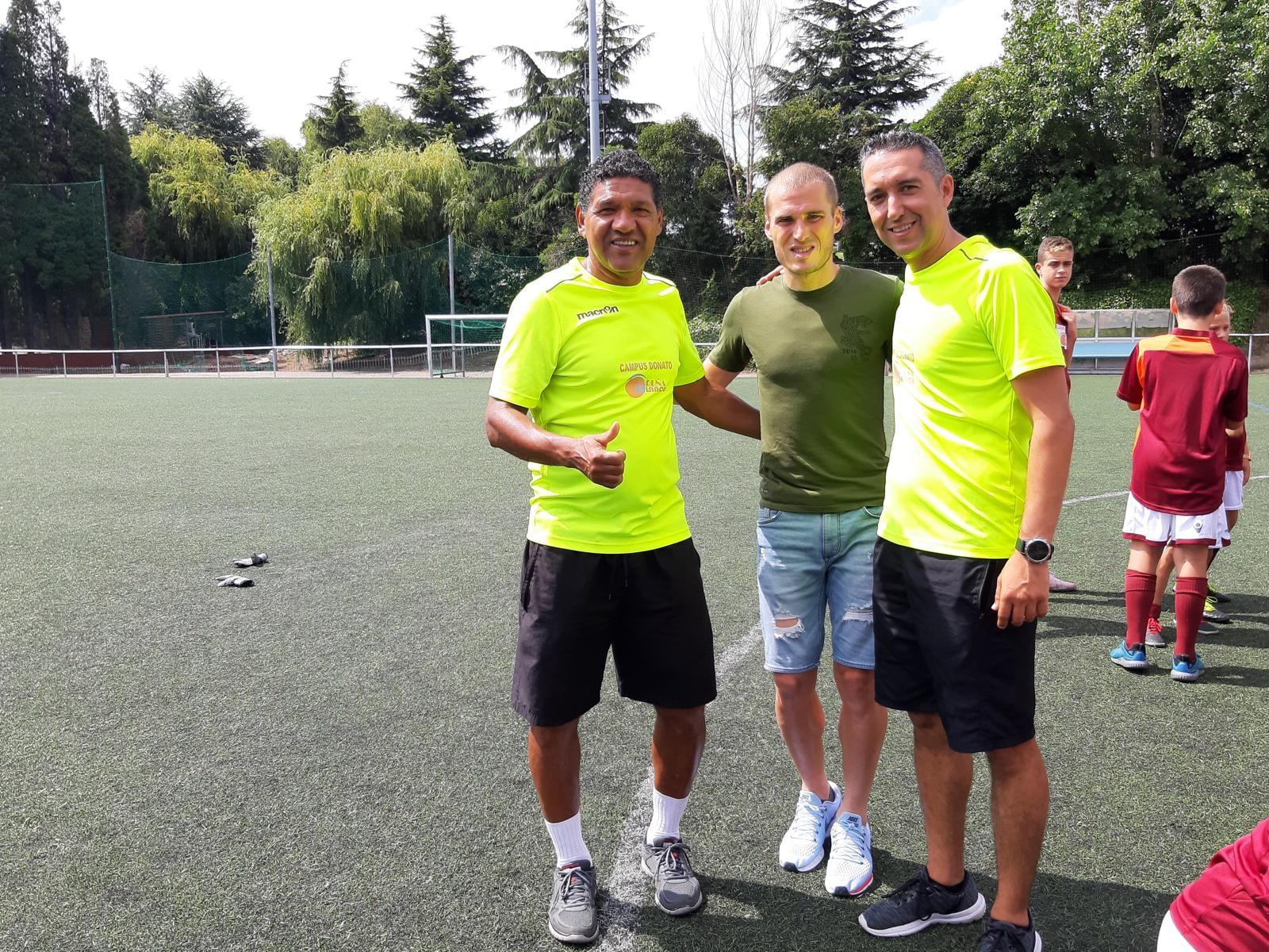 Donato con un jugador profesional invitado y un monitor del Campus