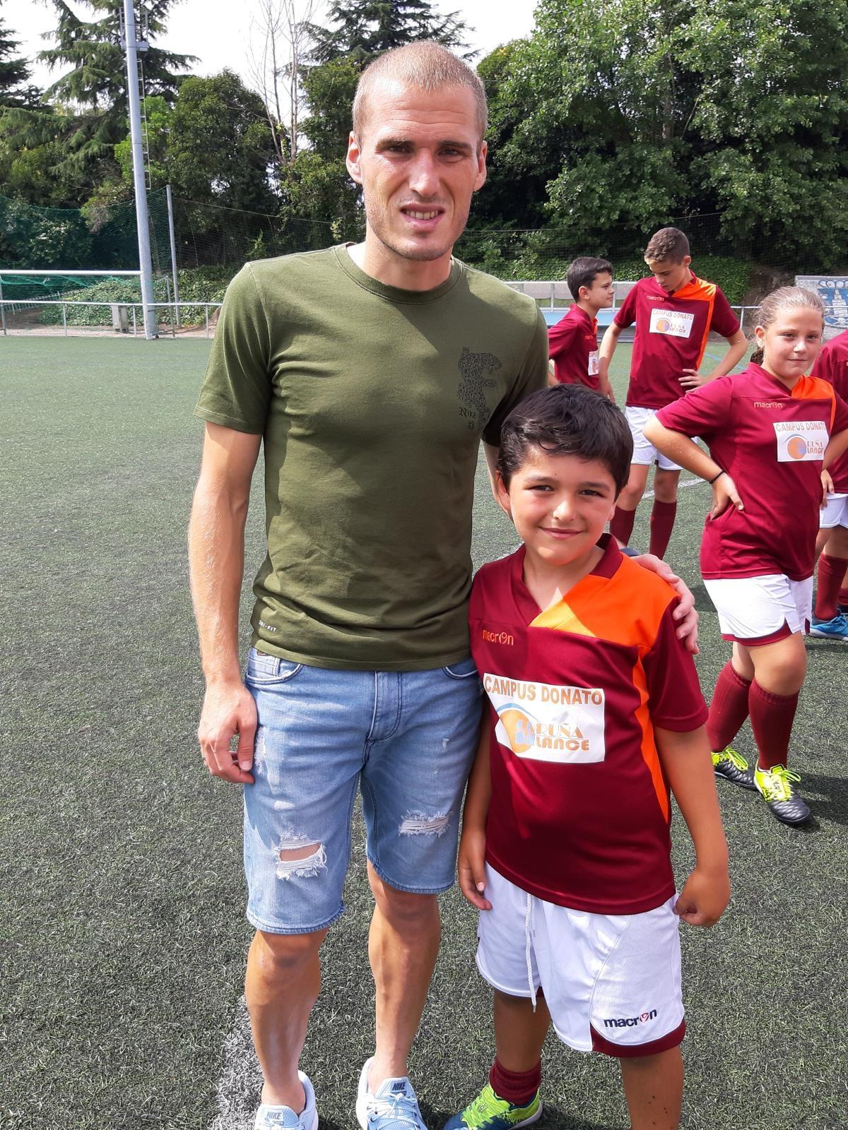 Jugador profesional invitado al Campus Donato con un participante