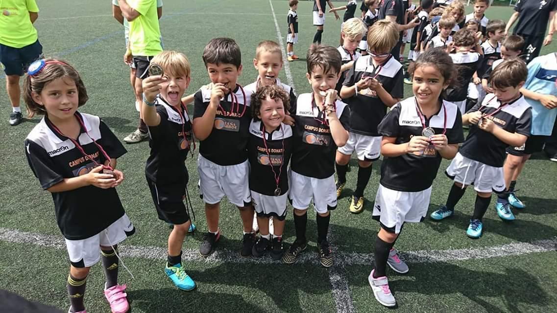 Equipo del Campus Donato con sus medallas al cierre