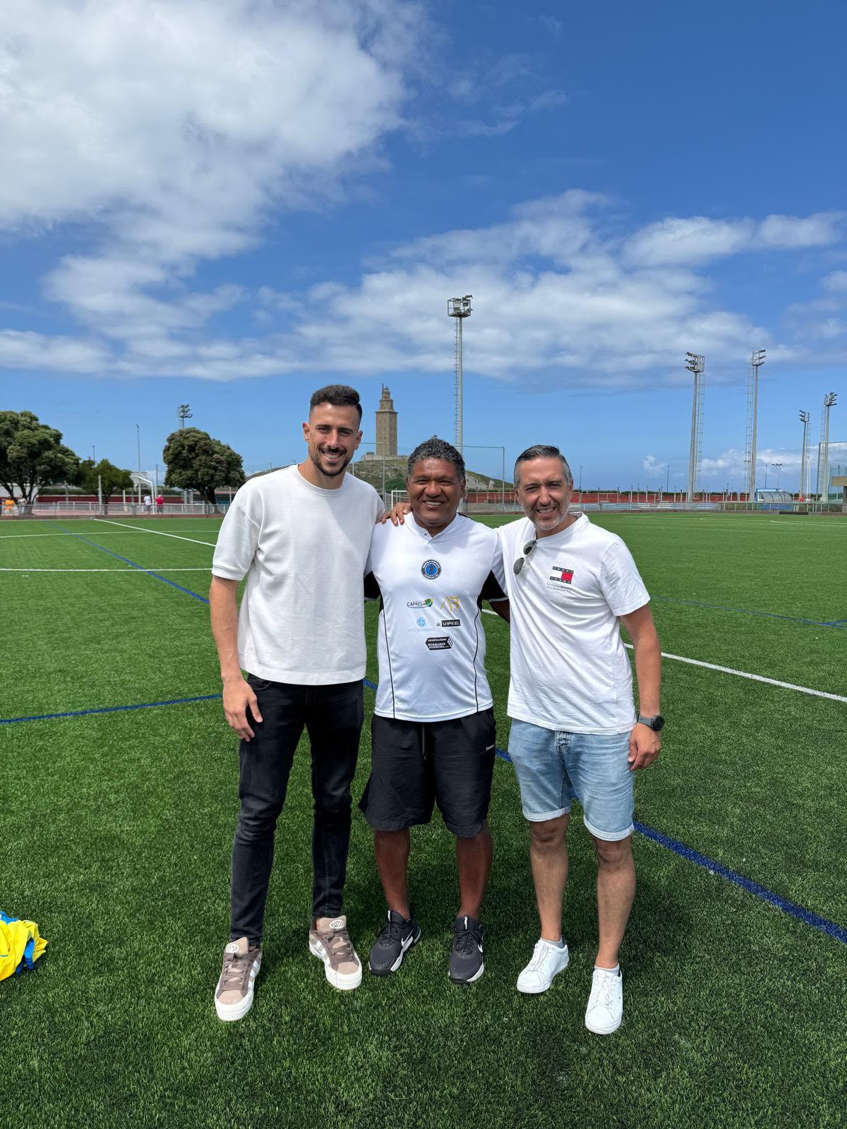 Donato Gama da Silva posando con el equipo de entrenadores del Campus Donato