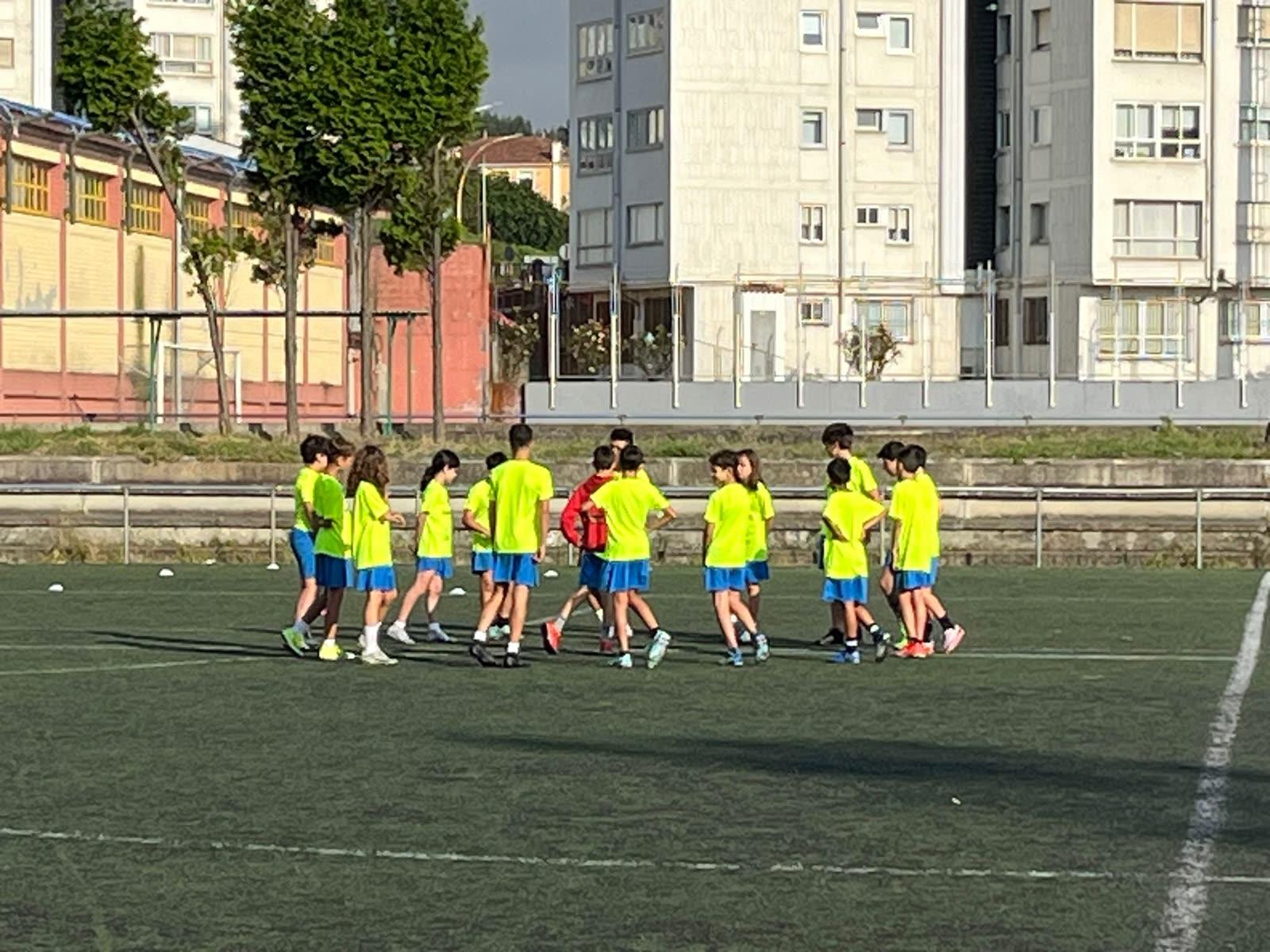 Niños del Campus Donato entrenando en el campo