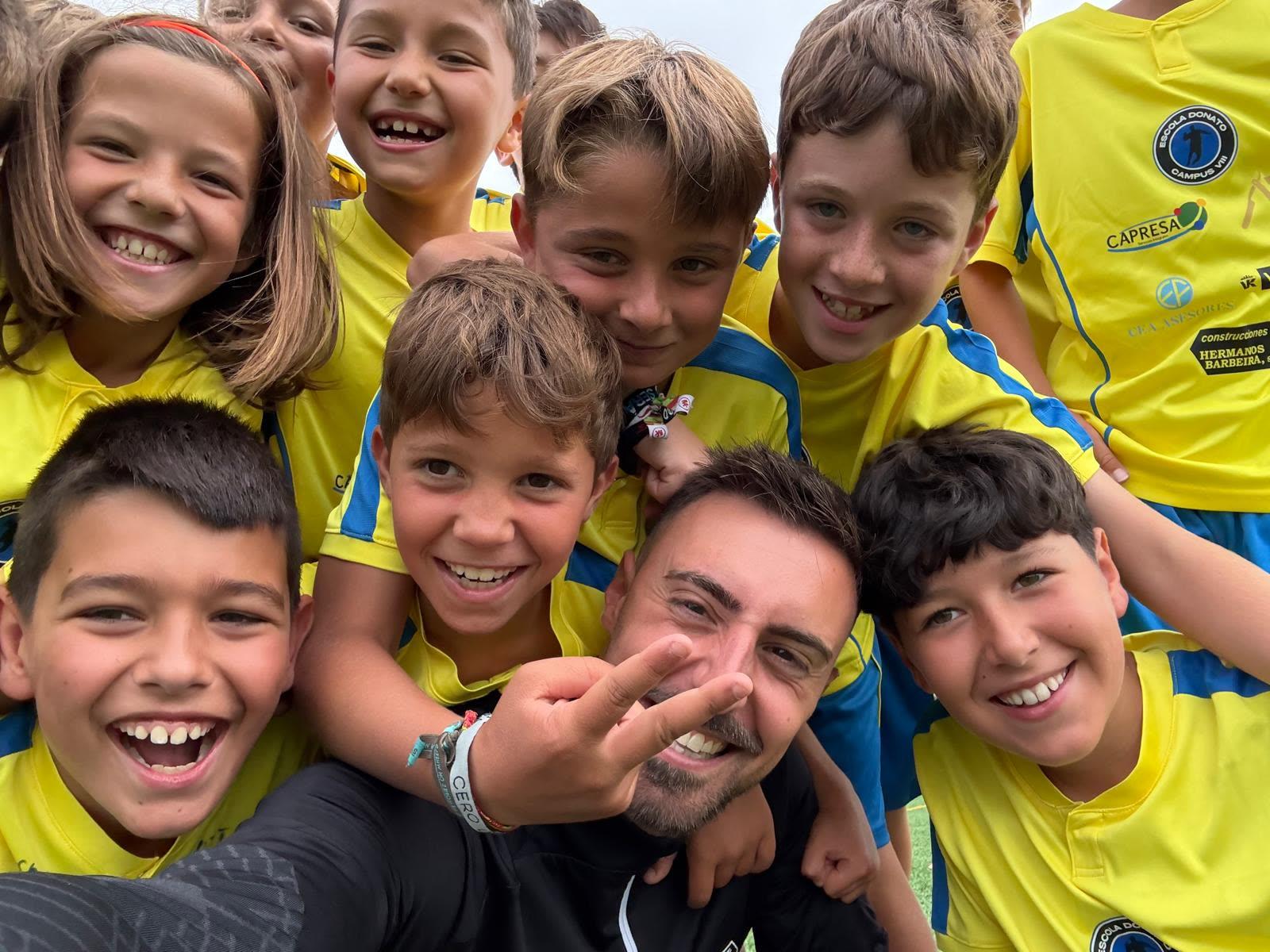 Niños del Campus Donato sonrientes durante la actividad