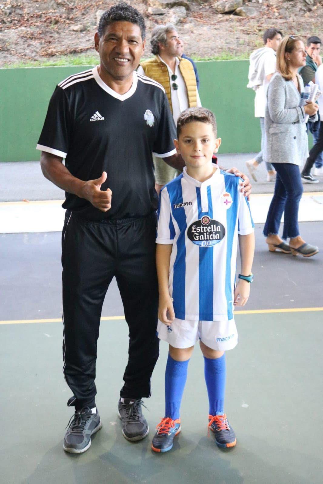 Donato Gama da Silva con un niño vistiendo la camiseta del Deportivo