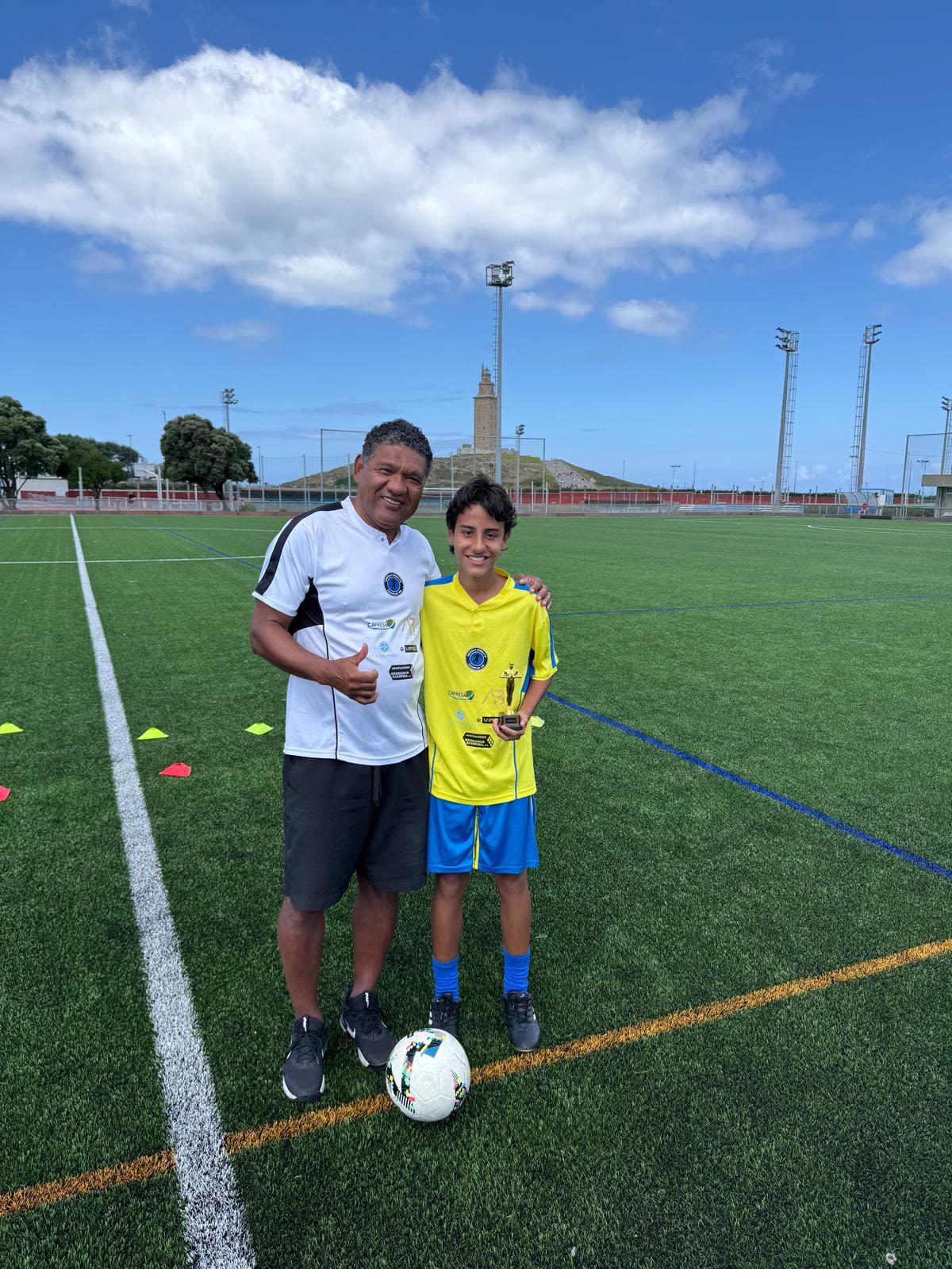 Donato Gama da Silva conversando con un participante del Campus