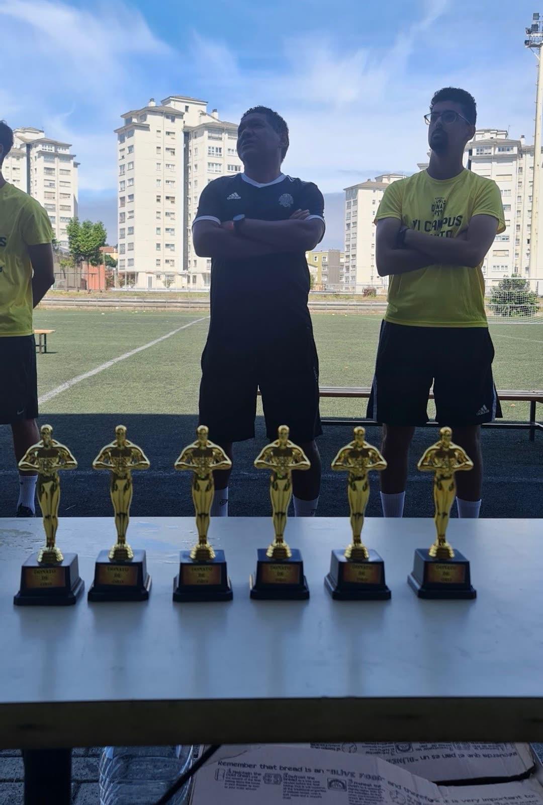 Donato Gama da Silva con los trofeos del Campus Donato