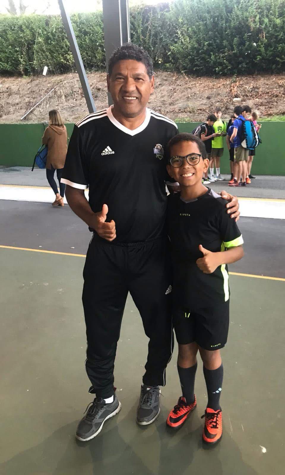 Donato Gama da Silva atendiendo a un participante del Campus
