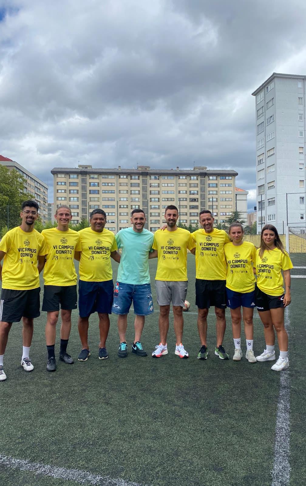 Donato Gama da Silva con el cuerpo técnico en el Campus Donato VI