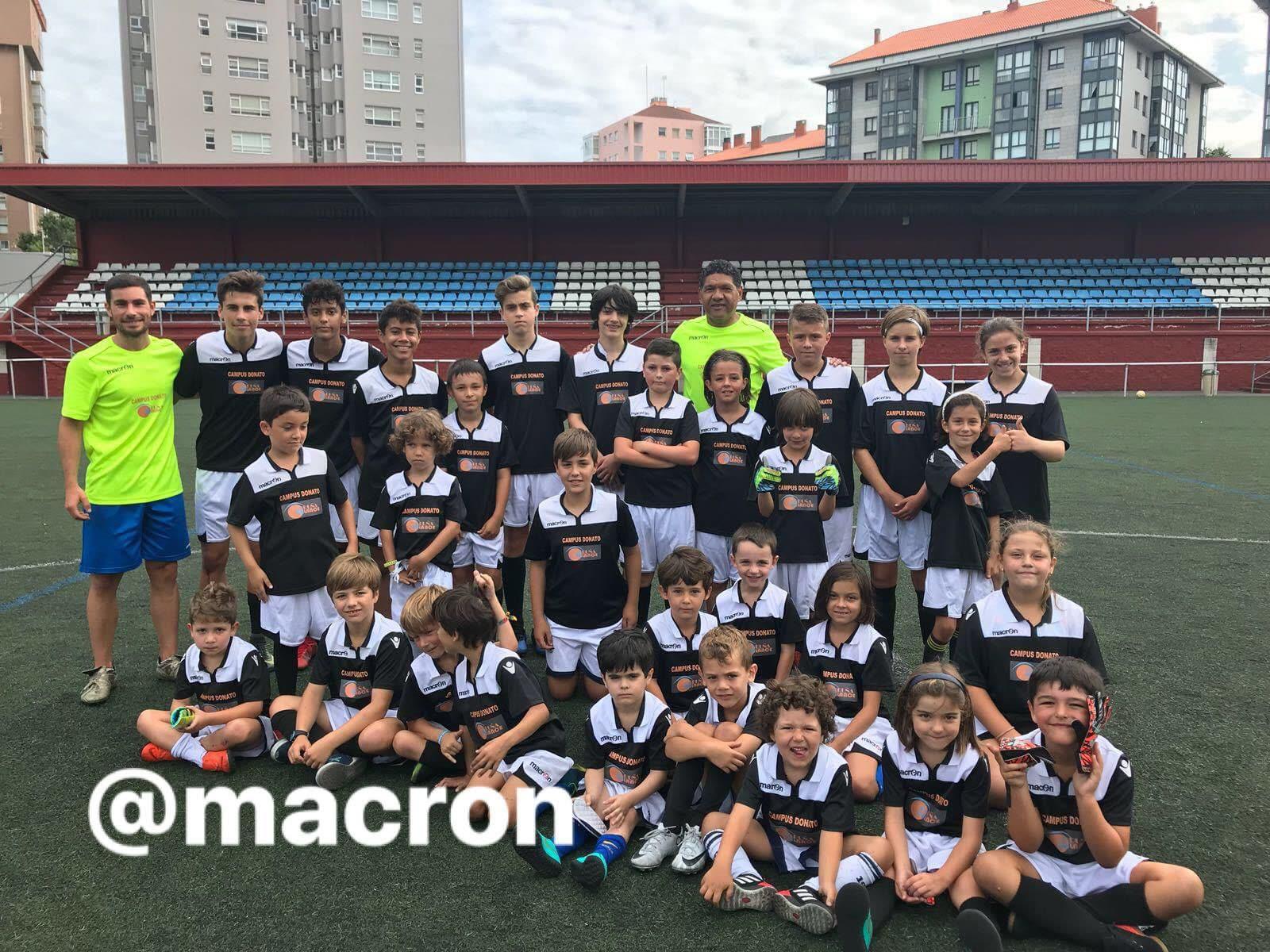 Donato Gama da Silva con un grupo de niños del Campus