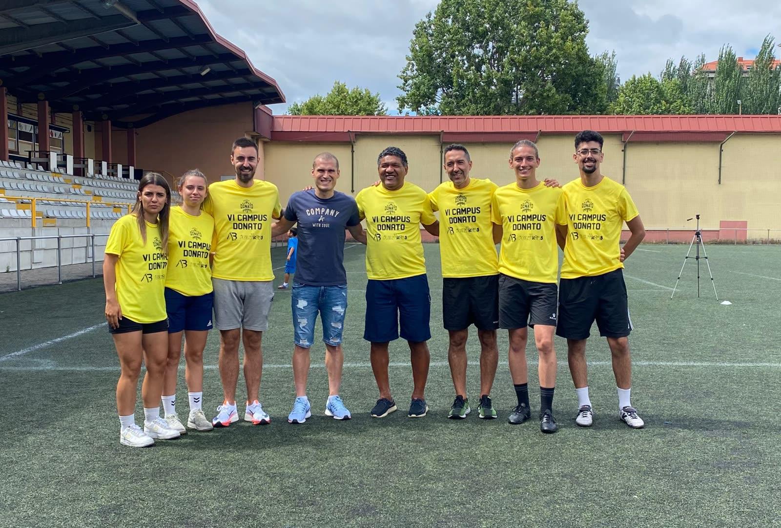 Foto grupal de Donato Gama da Silva con el equipo del Campus VI