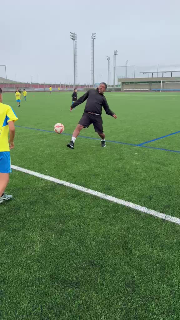 Donato dirigiendo el entrenamiento